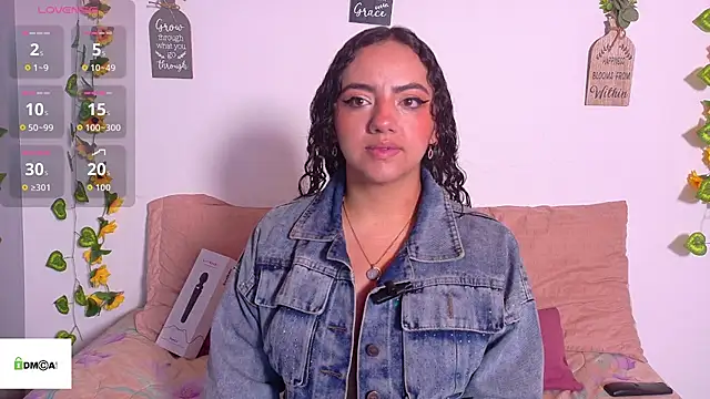 Snapshot of emiily_curly chatting on 25, 5, 2026 emiily curly online show from 25, 5, 2026