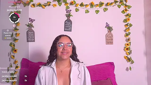 Snapshot of emiily_curly chatting on 17, 7, 2026 emiily curly online show from 17, 7, 2026