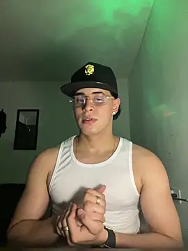 Snapshot of Maximuz1920 chatting on 2, 4, 2026 Maximuz1920 online show from 2, 4, 2026