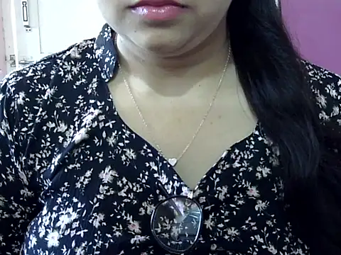 Cute Aliyaa online show from 2, 4, 2026