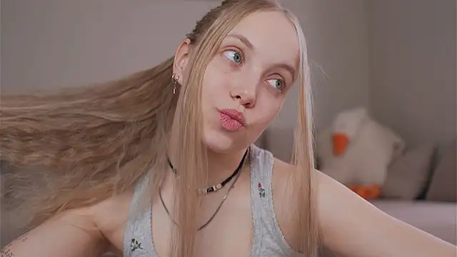 Snapshot of Appr0ved_ chatting on 14, 4, 2026 Appr0ved online show from 14, 4, 2026