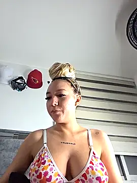 Snapshot of alaia_princess chatting on 17, 4, 2026 alaia princess online show from 17, 4, 2026