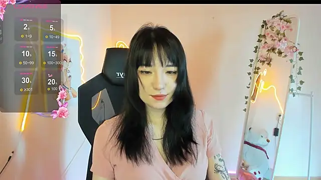 AliceeinWonderlanddd online show from 11, 4, 2026