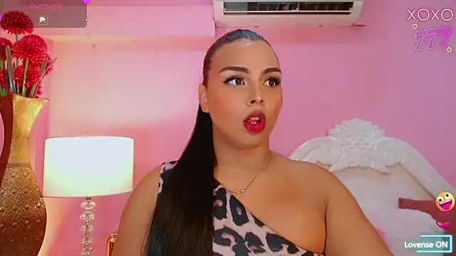 Snapshot of Maia_Hotts chatting on 1, 4, 2026 Maia Hotts online show from 1, 4, 2026