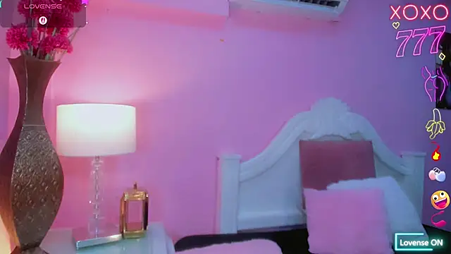 Snapshot of Maia_Hotts chatting on 5, 4, 2026 Maia Hotts online show from 5, 4, 2026