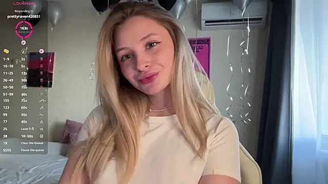 Snapshot of VibeVi chatting on 13, 4, 2026 VibeVi online show from 13, 4, 2026