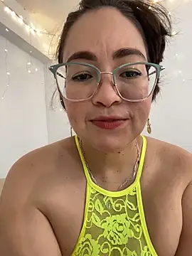 Snapshot of alisbloom chatting on 3, 3, 2026 alisbloom online show from 3, 3, 2026