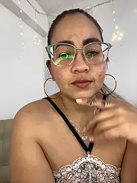 Snapshot of alisbloom chatting on 9, 3, 2026 alisbloom online show from 9, 3, 2026