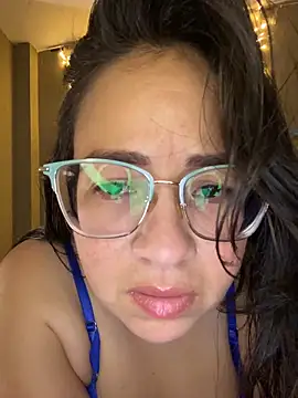 Snapshot of alisbloom chatting on 4, 4, 2026 alisbloom online show from 4, 4, 2026