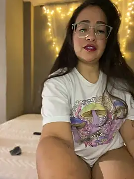 Snapshot of alisbloom chatting on 8, 4, 2026 alisbloom online show from 8, 4, 2026