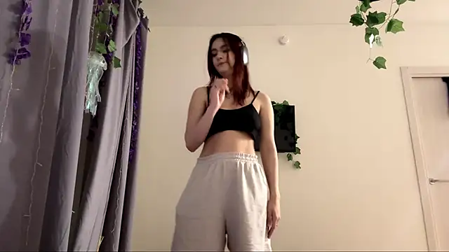 Snapshot of LunaMacky chatting on 21, 2, 2026 LunaMacky online show from 21, 2, 2026