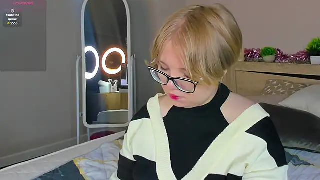 Snapshot of Lauraaa_Smith chatting on 2, 3, 2026 Lauraaa Smith online show from 2, 3, 2026