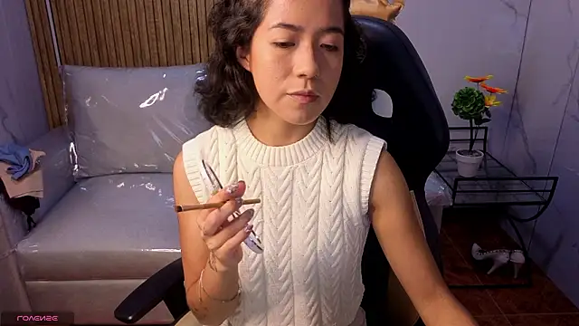 Snapshot of Lynn_turner chatting on 4, 2, 2026 Lynn turner online show from 4, 2, 2026