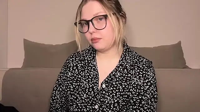 Snapshot of Ophelia_Ritz chatting on 5, 3, 2026 Ophelia Ritz online show from 5, 3, 2026