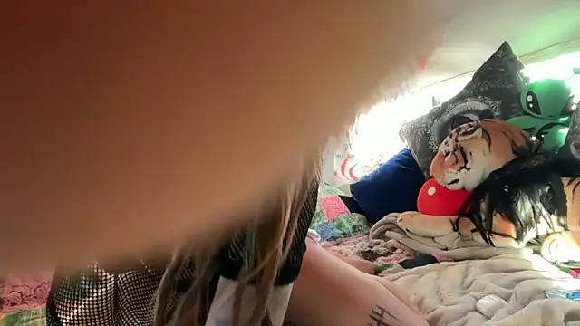 Snapshot of TheMoonNTheSun chatting on 23, 4, 2026 TheMoonNTheSun online show from 23, 4, 2026