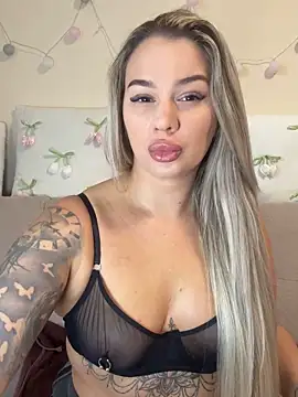 Snapshot of sexybatwomen33 chatting on 18, 5, 2026 sexybatwomen33 online show from 18, 5, 2026
