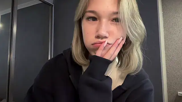 Snapshot of lilXdomiii chatting on 8, 4, 2026 lilXdomiii online show from 8, 4, 2026