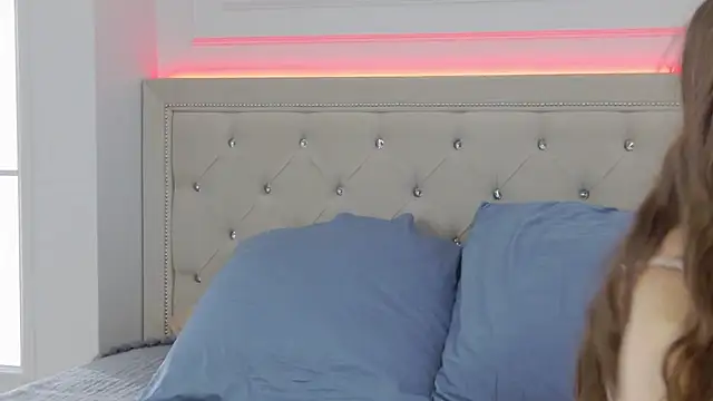 Snapshot of EileenElfie chatting on 9, 4, 2026 EileenElfie online show from 9, 4, 2026