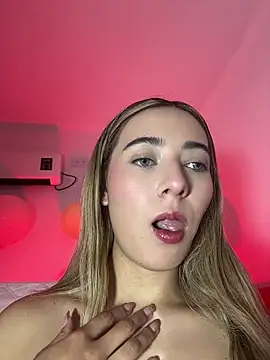 Snapshot of kloe__t18 chatting on 21, 4, 2026 kloe t18 online show from 21, 4, 2026