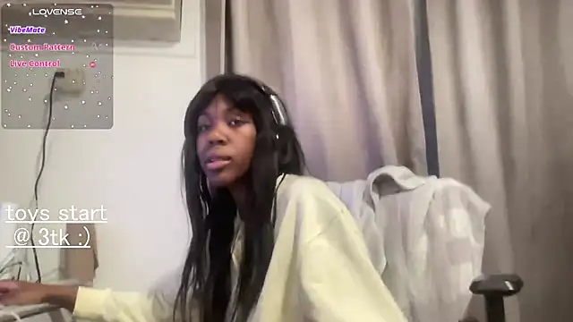 Snapshot of bloggirllaurel chatting on 25, 3, 2026 bloggirllaurel online show from 25, 3, 2026