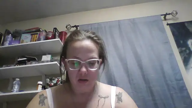 Snapshot of lickablelynn87 chatting on 3, 3, 2026 lickablelynn87 online show from 3, 3, 2026