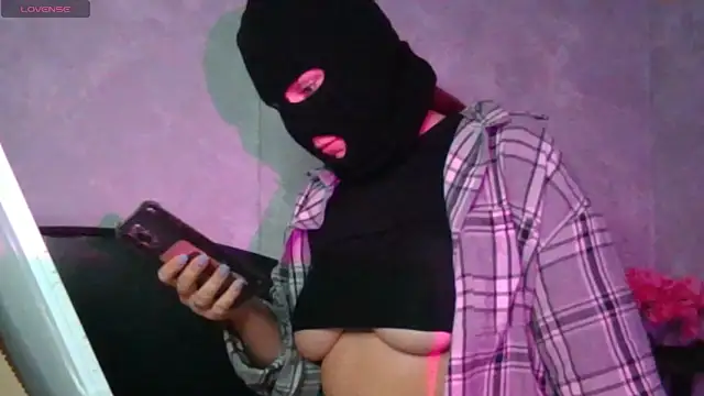 Snapshot of YenMoore chatting on 5, 2, 2026 YenMoore online show from 5, 2, 2026