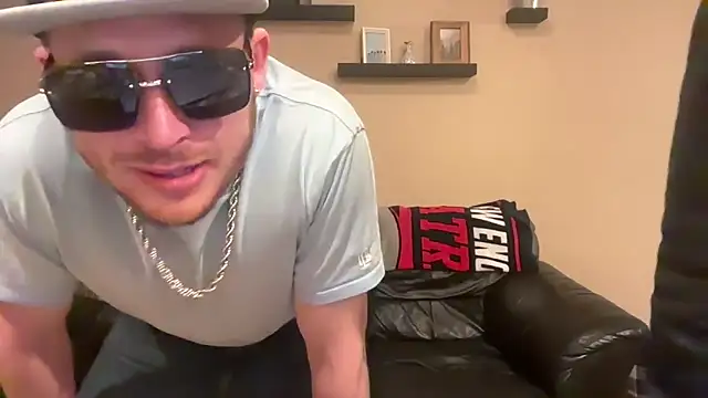 Snapshot of mr_mrs_glitter chatting on 27, 4, 2026 mr mrs glitter online show from 27, 4, 2026