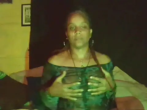 Snapshot of BadGyalGem chatting on 5, 2, 2026 BadGyalGem online show from 5, 2, 2026