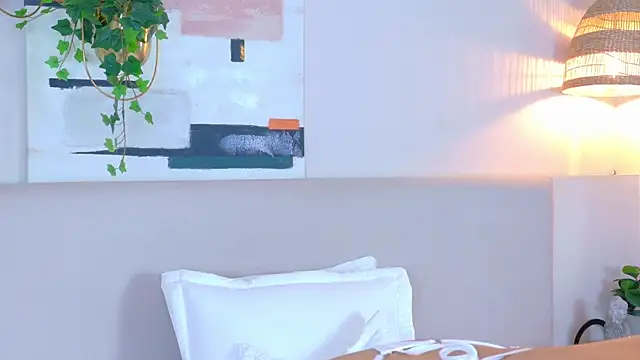 VioletBloomm online show from 14, 4, 2026