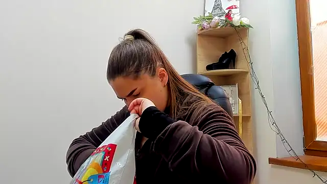 Snapshot of Maddinia chatting on 2, 2, 2026 Maddinia online show from 2, 2, 2026