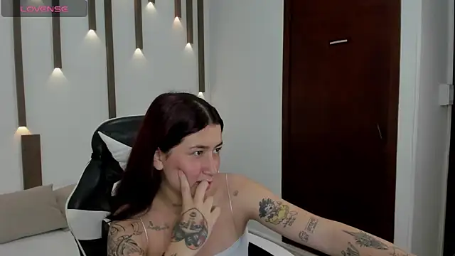 Snapshot of charlottee27_ chatting on 9, 4, 2026 charlottee27 online show from 9, 4, 2026