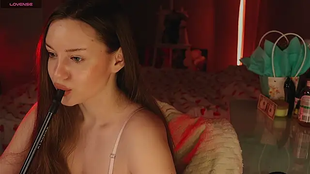 Alisia here online show from 15, 4, 2026