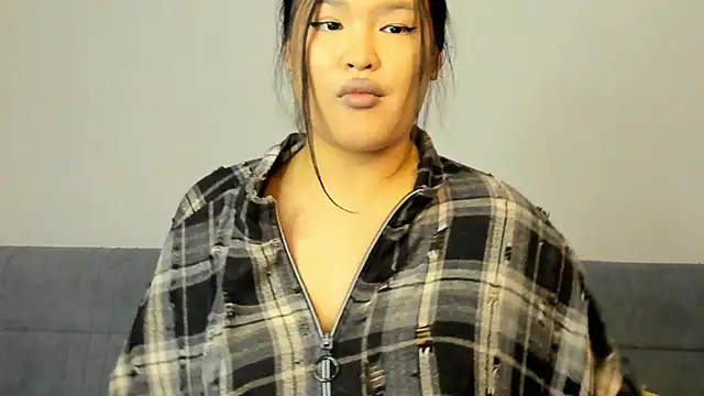 Snapshot of luna_yum chatting on 9, 2, 2026 luna yum online show from 9, 2, 2026