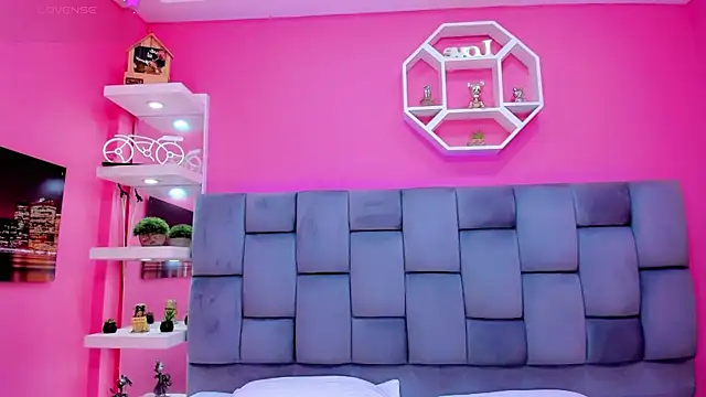 ManuelaJohnson online show from 12, 4, 2026