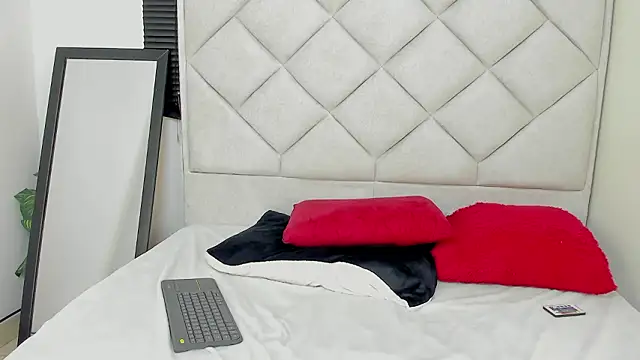 Snapshot of Layla_Charlotte chatting on 3, 2, 2026 Layla Charlotte online show from 3, 2, 2026