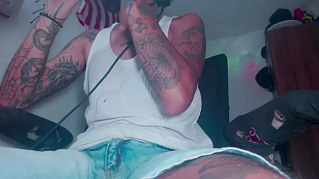 Snapshot of theskateboy chatting on 9, 3, 2026 theskateboy online show from 9, 3, 2026