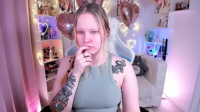 Snapshot of AnnieVibe chatting on 6, 2, 2026 AnnieVibe online show from 6, 2, 2026