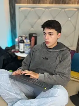 Snapshot of Samu_Hott chatting on 8, 4, 2026 Samu Hott online show from 8, 4, 2026