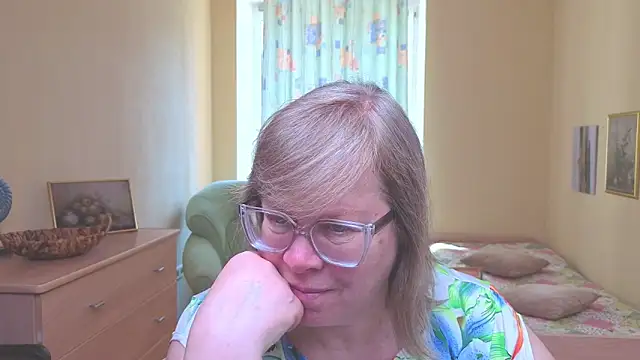 Snapshot of Emma_Eclipsee chatting on 10, 4, 2026 Emma Eclipsee online show from 10, 4, 2026