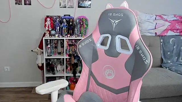 MollysLand online show from 13, 4, 2026