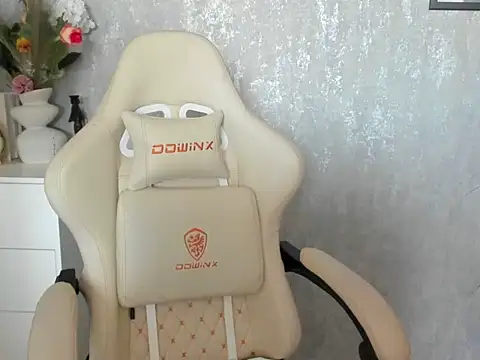 Snapshot of MistressMiia chatting on 10, 3, 2026 MistressMiia online show from 10, 3, 2026