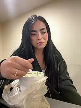 Sara Fernandez  online show from 13, 4, 2026