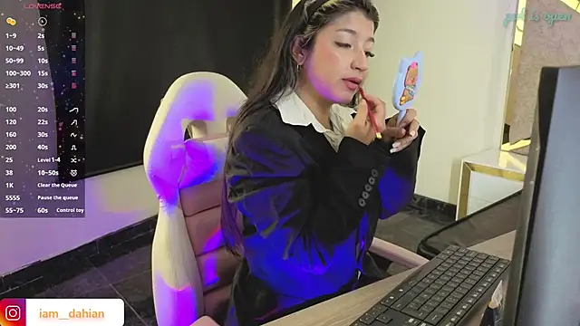 Dahiana Dmour  online show from 8, 4, 2026