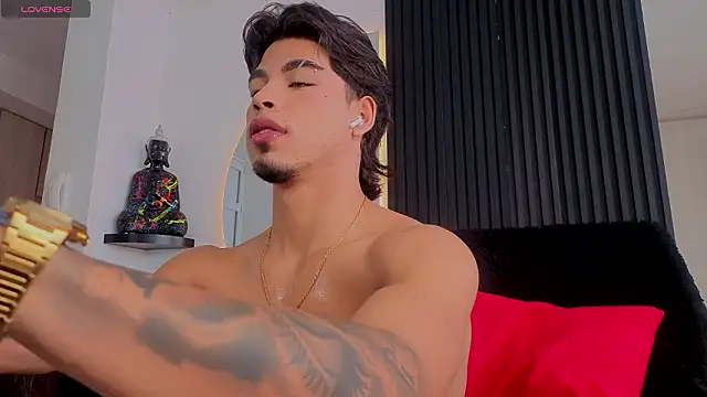 Snapshot of ARON_LUXX chatting on 5, 2, 2026 ARON LUXX online show from 5, 2, 2026