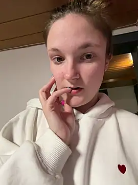 Snapshot of ViviLuu chatting on 14, 4, 2026 ViviLuu online show from 14, 4, 2026