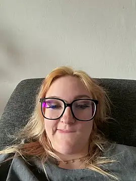 Snapshot of ViviLuu chatting on 27, 4, 2026 ViviLuu online show from 27, 4, 2026