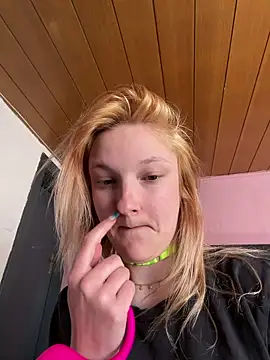 Snapshot of ViviLuu chatting on 28, 4, 2026 ViviLuu online show from 28, 4, 2026