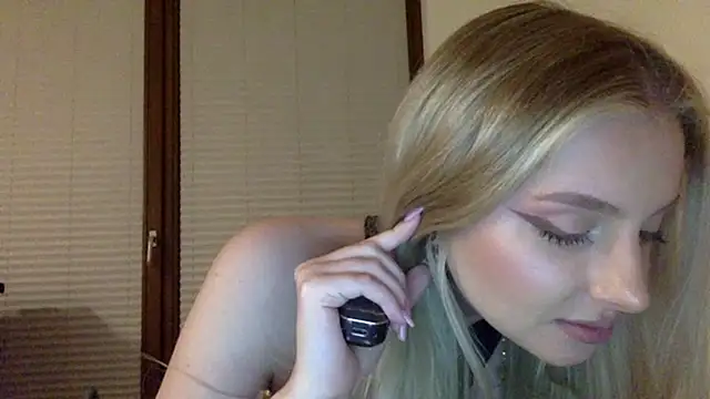 Snapshot of MayaWetDream chatting on 22, 4, 2026 MayaWetDream online show from 22, 4, 2026