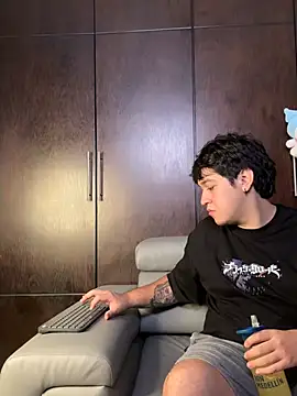 Snapshot of EmilyAndAndrew chatting on 25, 4, 2026 EmilyAndAndrew online show from 25, 4, 2026