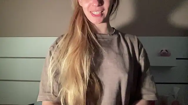 Snapshot of petiteetoile chatting on 6, 4, 2026 petiteetoile online show from 6, 4, 2026